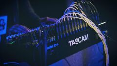 Tascam MODEL 24 22 Kanal Analog Mikser 24 Kanal Digital Kayıt Özellikli Mikser